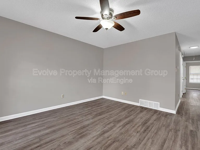 3014 Meadows Ln — Photo 3