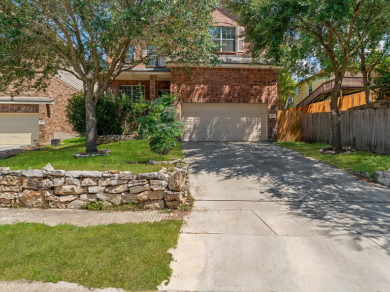 807 Midway Crst — Photo 1