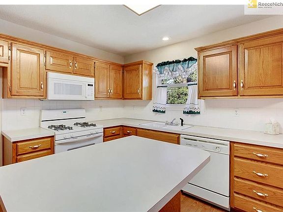 5th image of 903 SW Bishop Dr