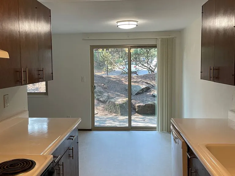Lewison Place Apartments — Photo 6