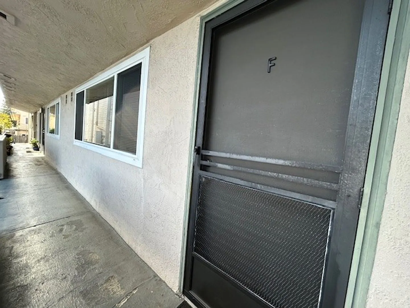 1 bedroom, 1 bath, apartment is perfect for those seeking a comfortable and convenient living space. — Photo 3