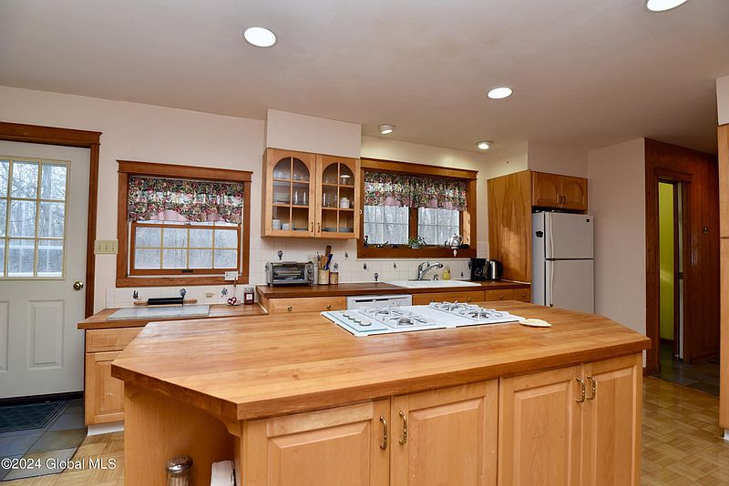 4th image of 953 Douglas Court