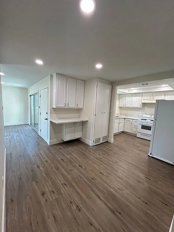 3 bed, 2.0 bath, 1000 sqft, $3,250 — Photo 1