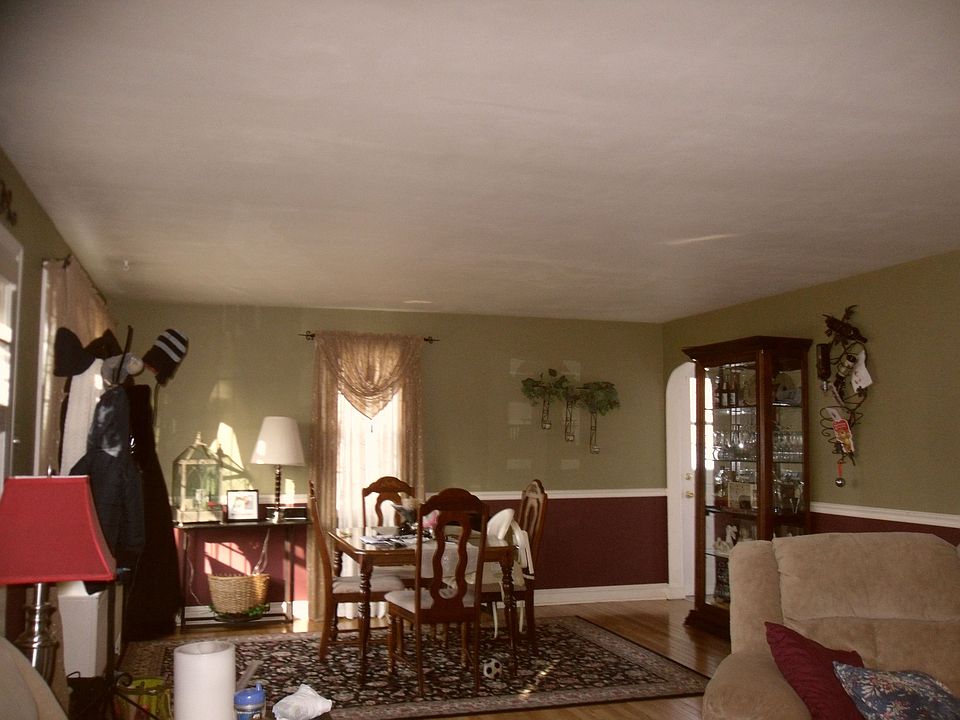 Dining/Livingroom with Hardwood Floor/Carpet