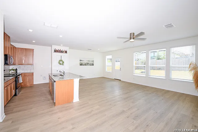 4 bed, 2.5 bath, 2350 sqft, $2,895 — Photo 4