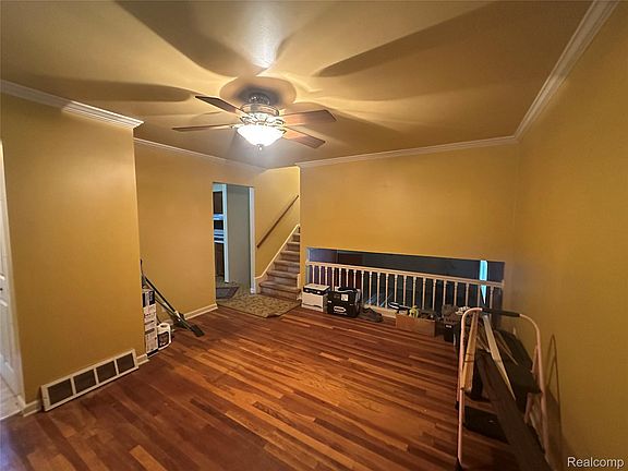 5th image of 32812 Columbus Dr