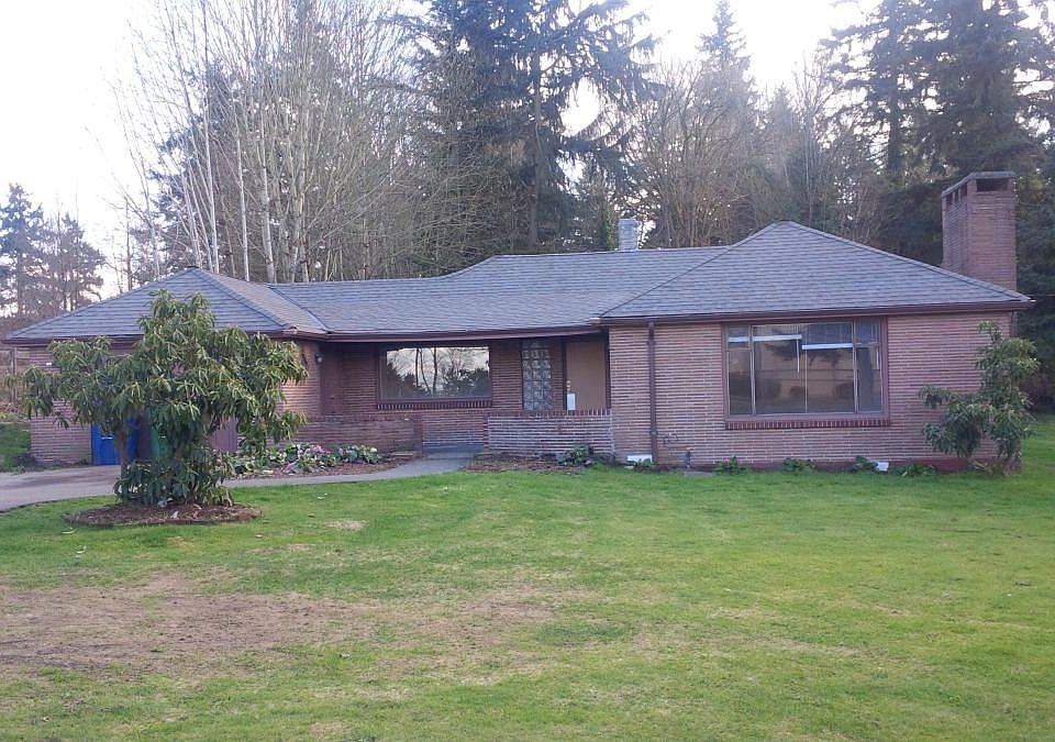 Large lot and spacious driveway.