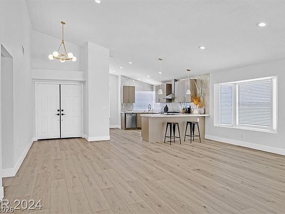 3rd image of 8 Barton Spring Cir
