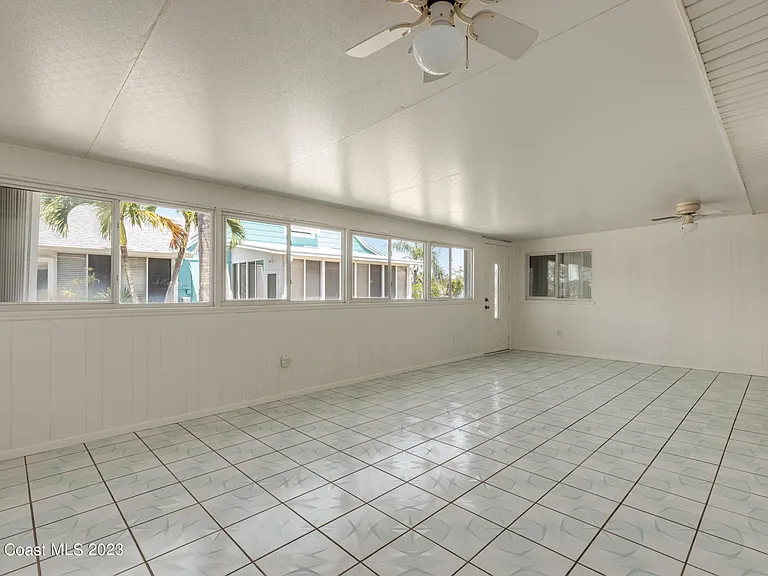 302 Emerald Pl E — Photo 21