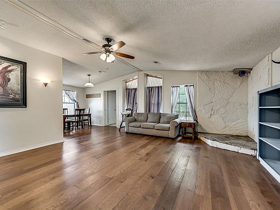 3rd image of 726 Summers Ln
