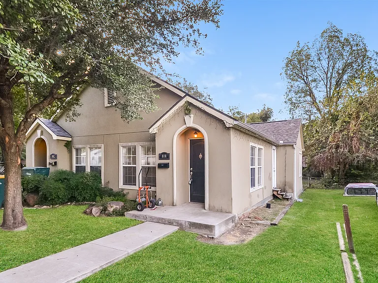 814 W College St — Photo 3