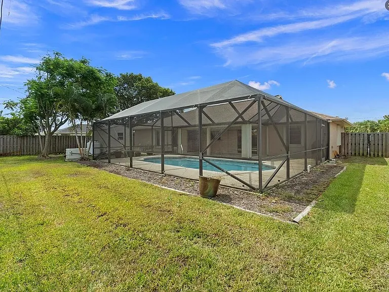 329 SE Oakridge Dr — Photo 16