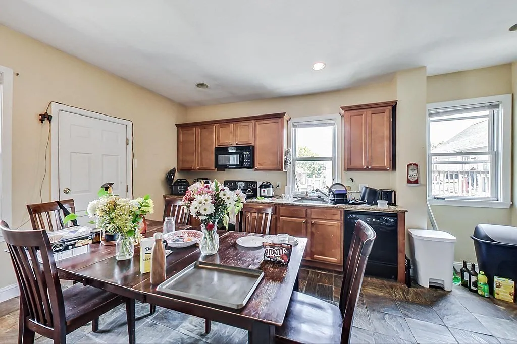 4 bed, 1350 sqft, $6,600 — Photo 1