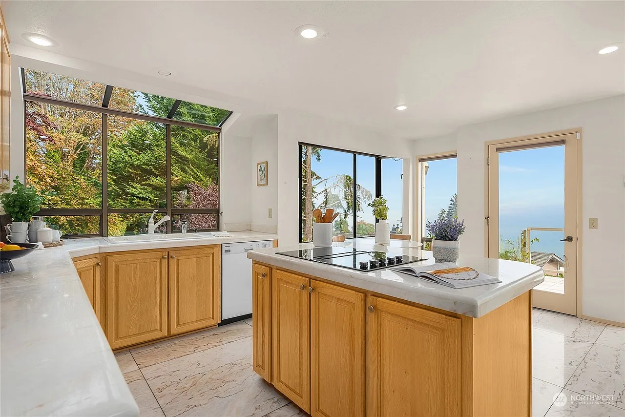 3 bed, 3.5 bath, 2830 sqft, $5,299 — Photo 3