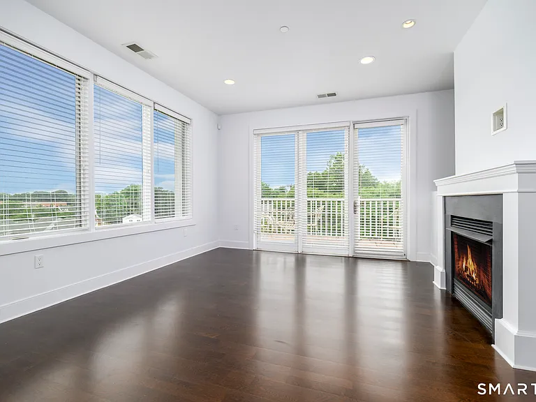 77 Havemeyer Ln #303 — Photo 2