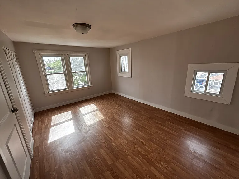 2538 Florent Ave — Photo 15