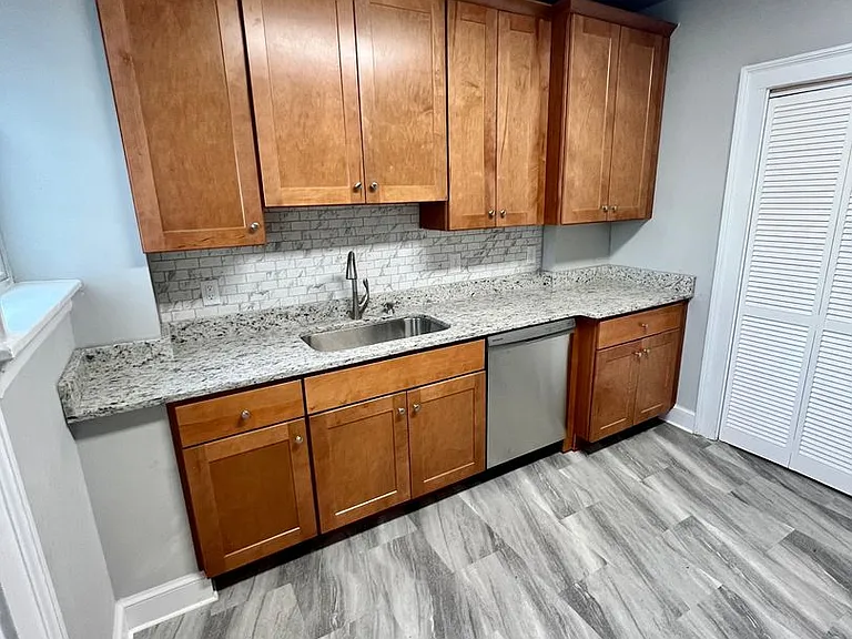 402 N Sheppard St — Photo 3