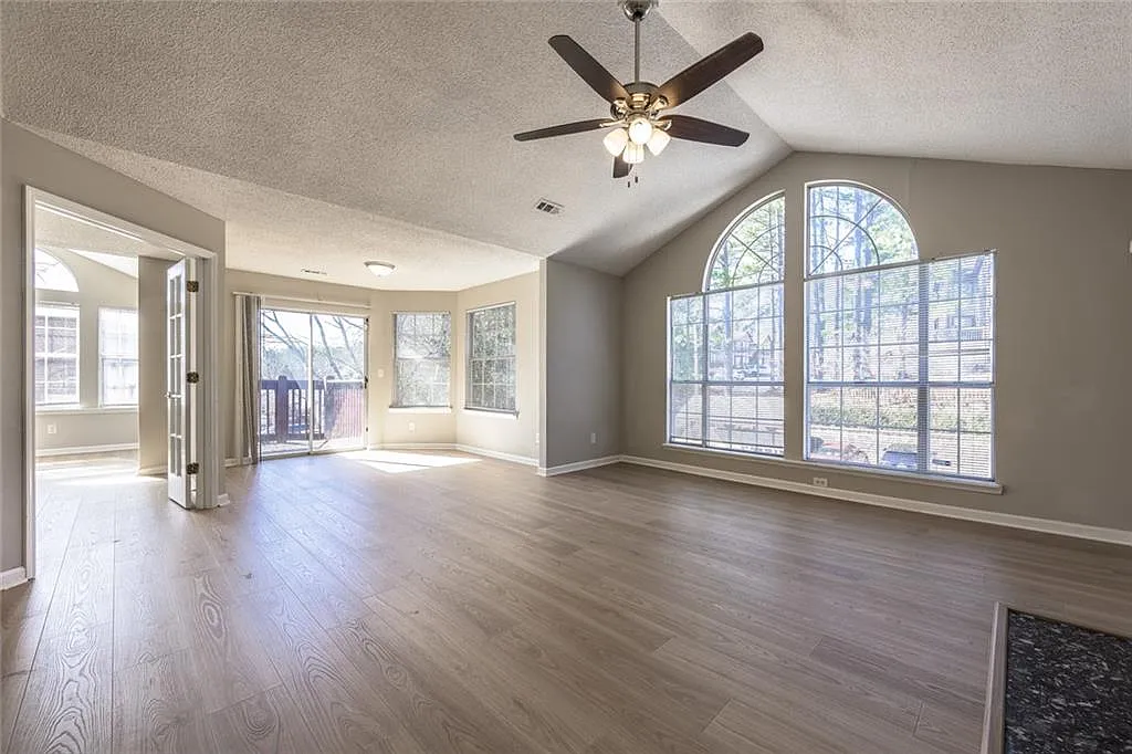 3 bed, 2.0 bath, 950 sqft, $1,950 — Photo 3