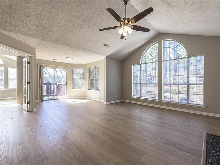 1107 Sandy Lane Dr — Photo 3
