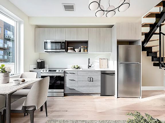 3rd image of 131 Kingsland Ave #4L