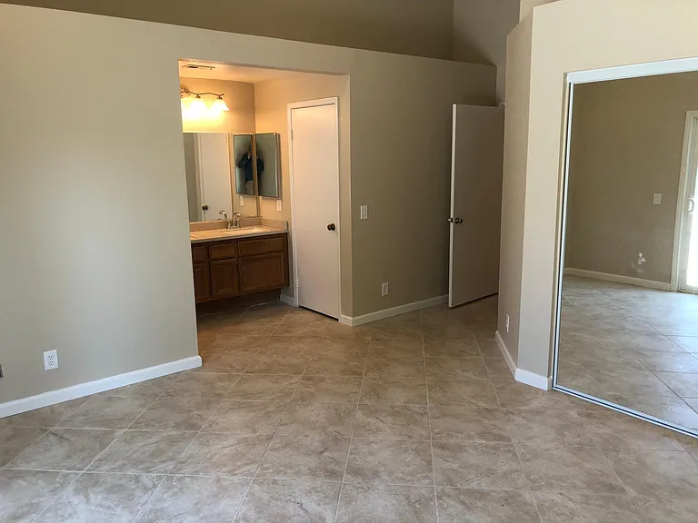 Master Bedroom (Vaulted Ceiling)