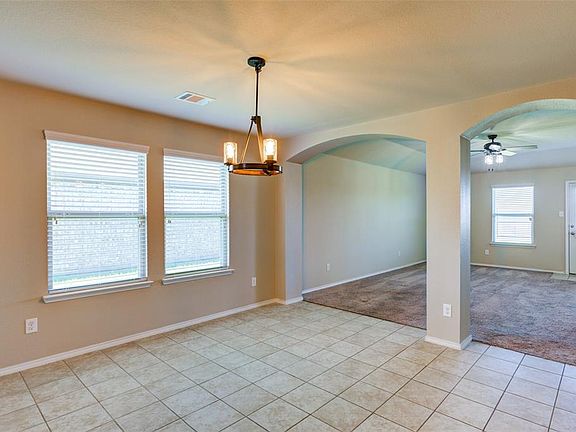4th image of 724 Savanna Dr