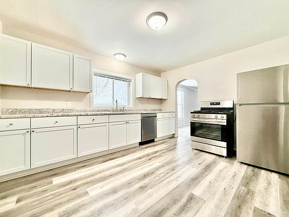 3rd image of 1031 Sheridan Rd