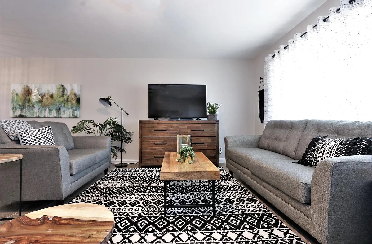 Photo 2 of 15 - 841 E Copper St - Tucson, AZ Even a 55" smart TV for your viewing pleasure! - 841 E Copper St