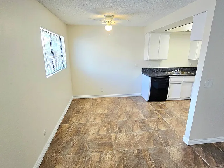 1908 S Mountain Ave — Photo 5