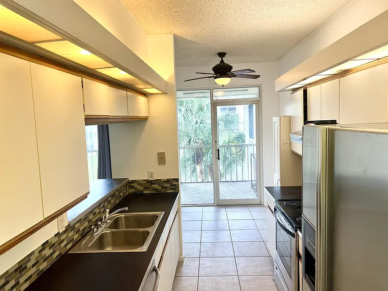 108 Half Moon Cir #B3 — Photo 9