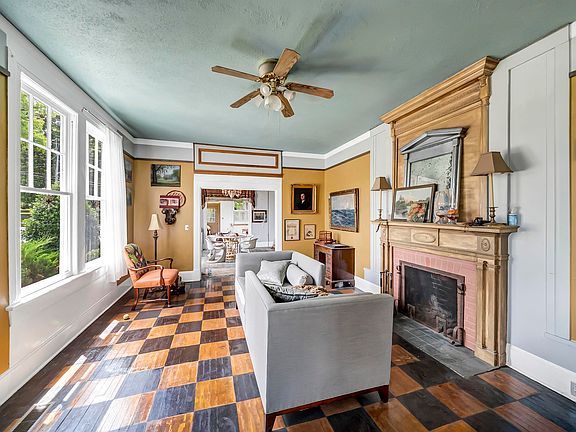 5th image of 909 College St