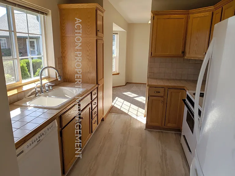 882 N Oxford Way — Photo 6