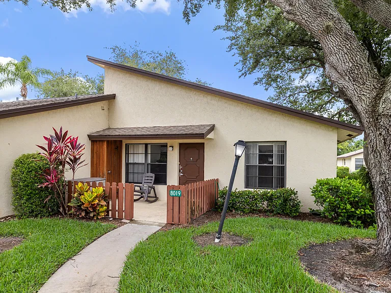 8019 SE Villa Cir — Photo 1