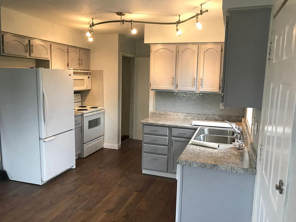 New flooring (Carpet and hardwood) throughout