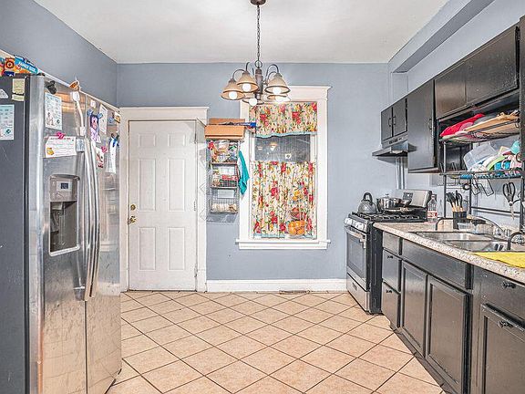 3rd image of 3924 Deodar St