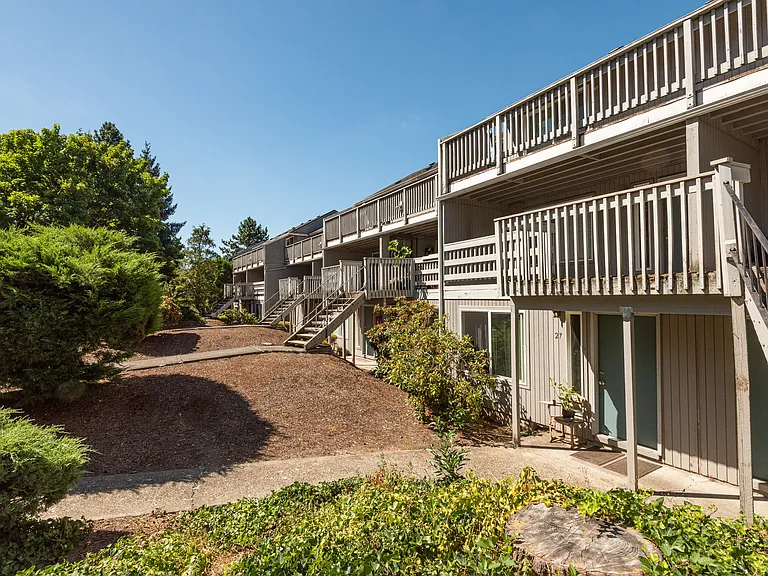 Hallmark Apartments — Photo 18