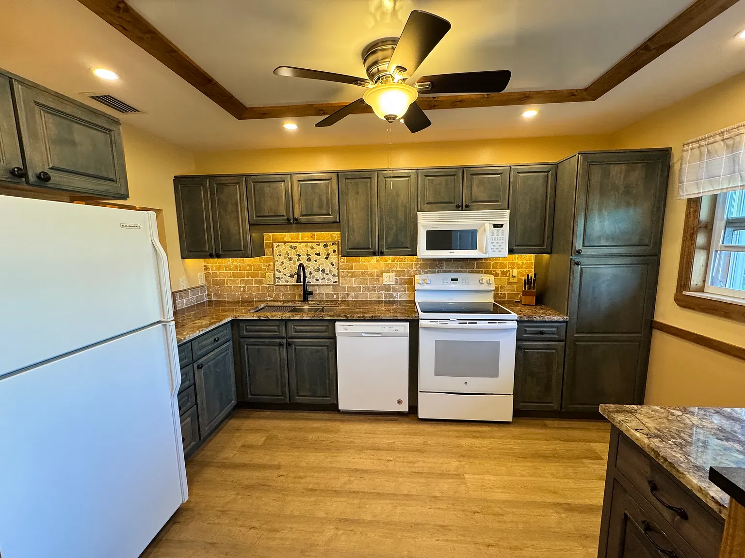 2 bed, 1092 sqft, $2,300 — Photo 2