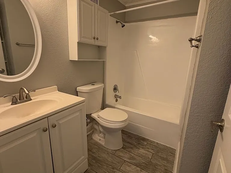 Strawberry Place Apartments — Photo 8