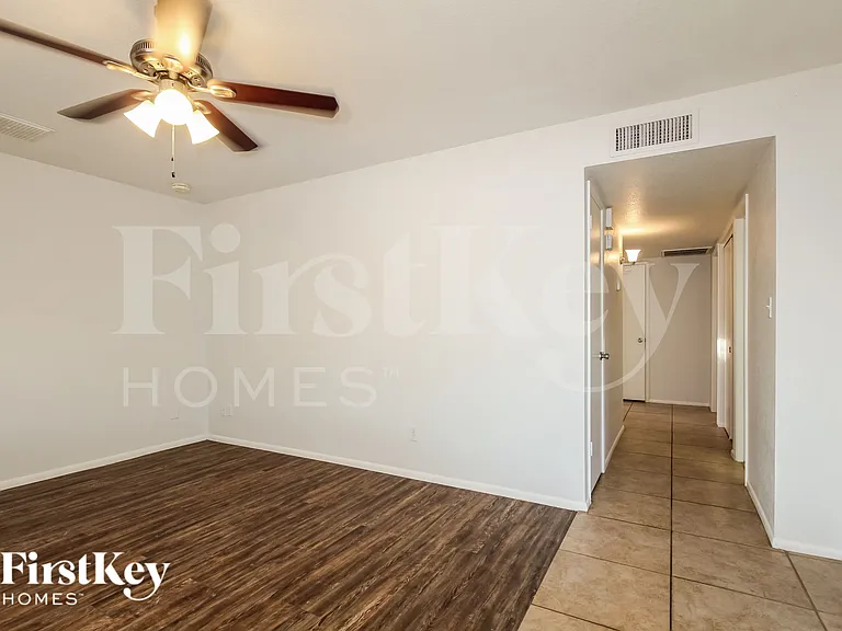 1708 W Behrend Dr — Photo 4