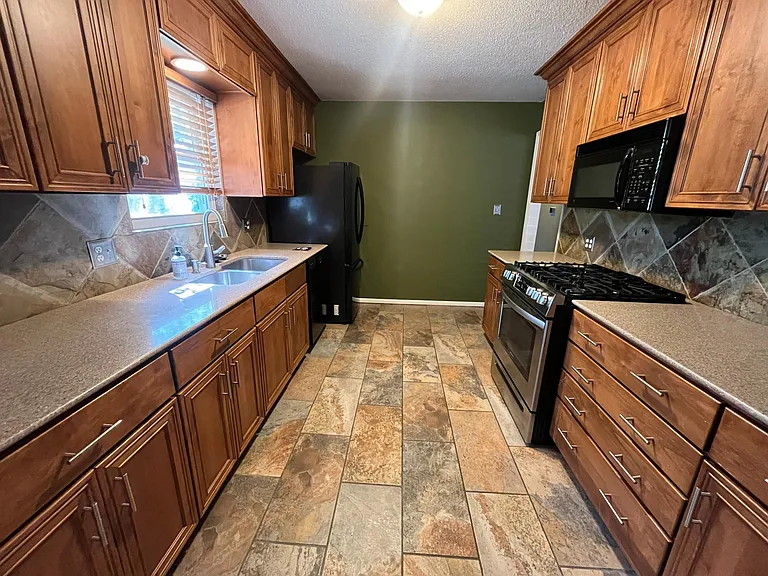 2714 Northridge Dr — Photo 10