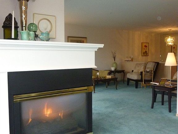 Gas fireplace gives a wonderful warmth located in the family/informal dining area.