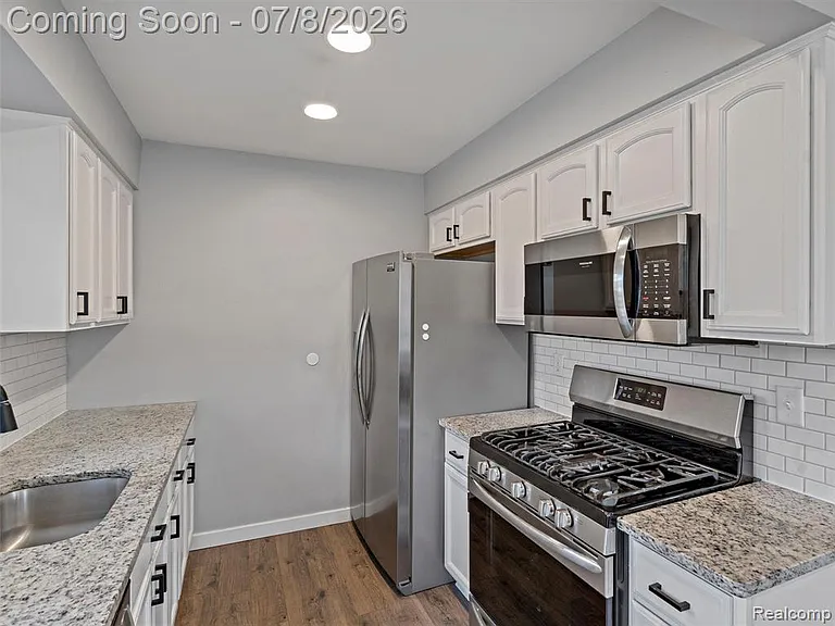 828 E 2nd St — Photo 7