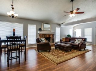 313 Creekside Dr, Hurst, TX 76053