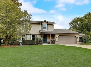 W282N6588 Irving Pl, Hartland, WI 53029
