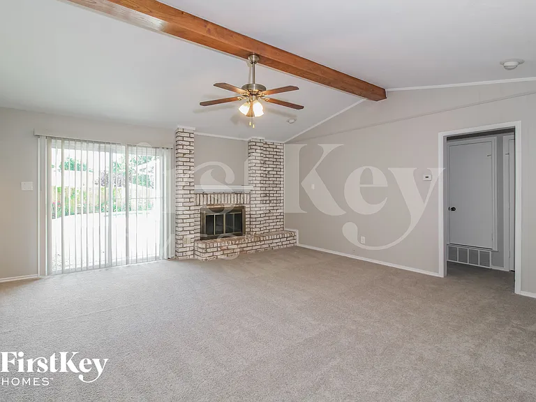 1113 Wood Creek Cir — Photo 4
