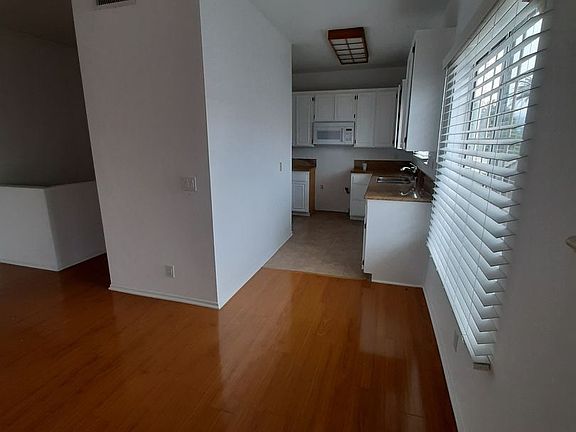 4th image of 11482 Moorpark St #6
