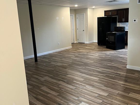 As soon as you walk in you have a little foyer that brings you straight in to the family room and kitchen, plenty of open space for 2 sofas an entertainment center and kitchen set.