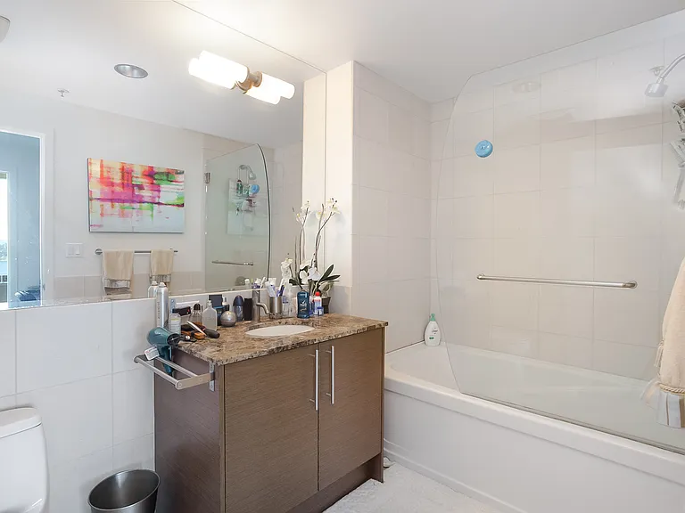 BATHROOM (WITH WATERVIEW)