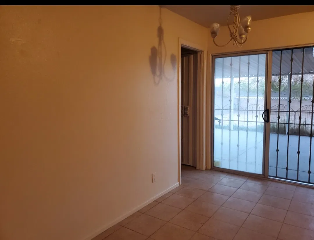 5 bed, 3.5 bath, 1946 sqft, $2,350 — Photo 2
