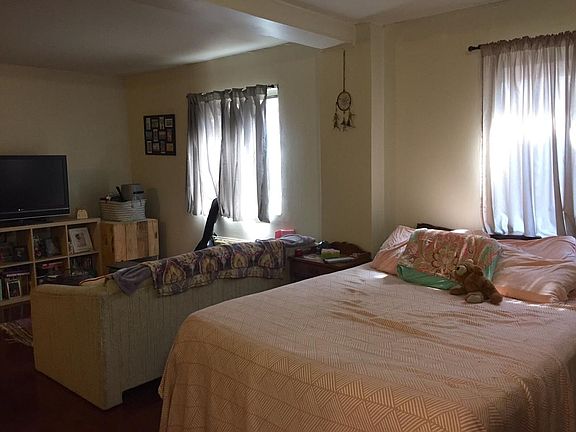 5th image of 37 S Strawberry St APT 2